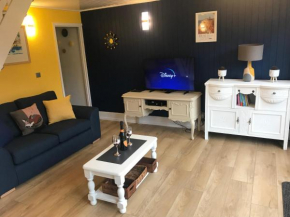 Foxes Sea Side Retreat Deluxe Chalet is a lovely holiday home tucked away on the Kent Coast, Kingsdown
